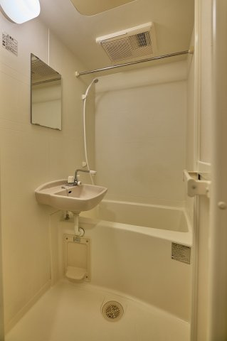 レオパレスフェニックスの浴室|雨の日の室内干しに便利な浴室乾燥機付き