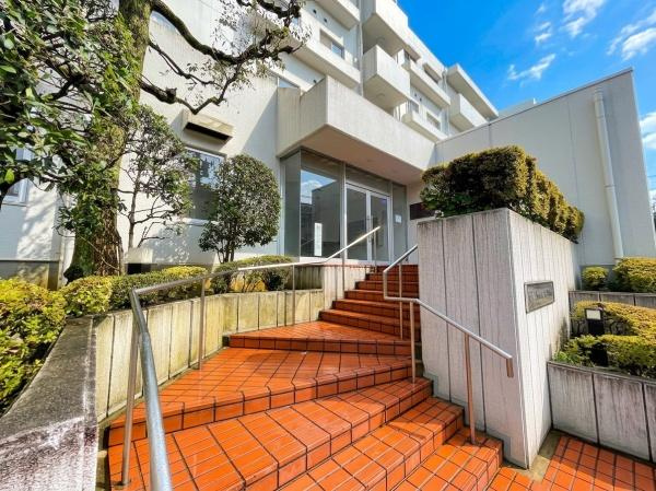 【エントランス】 | ライオンズマンション宮崎台 | 明るい印象のエントランスが皆様を迎え入れます。管理体制がしっかりしていることがうかがえる綺麗なエントランスです。