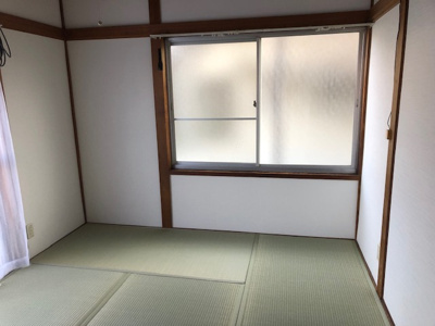 【和室】 | 兵庫県加古川市別府町別府　OC　中古戸建　 | 2面の窓から心地よい風を通して換気でき、就寝時も快適。