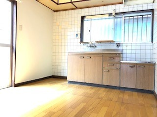 【キッチン】 | 兵庫県加古川市別府町別府　OC　中古戸建　 | 大きめの窓からしっかり換気ができるキッチンで、調理も快適。