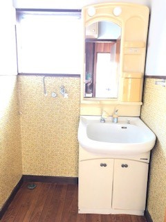 【洗面所】 | 兵庫県加古川市別府町別府　OC　中古戸建　 | 鏡の横に便利な収納棚が付いた洗面台で、朝の身支度も快適。