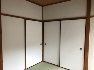 【和室】 | 兵庫県加古川市別府町別府　OC　中古戸建　 | 白を基調とした戸の収納スペースで、衣類をすっきり隠せる。