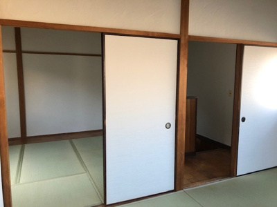 【和室】 | 兵庫県加古川市別府町別府　OC　中古戸建　 | 2つの居室が繋がる間取りで、引戸を開ければ開放的に生活。
