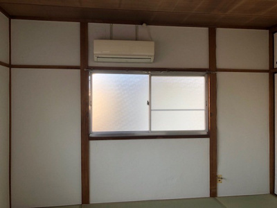 【和室】 | 兵庫県加古川市別府町別府　OC　中古戸建　 | 窓を開けてスムーズに換気ができる和室