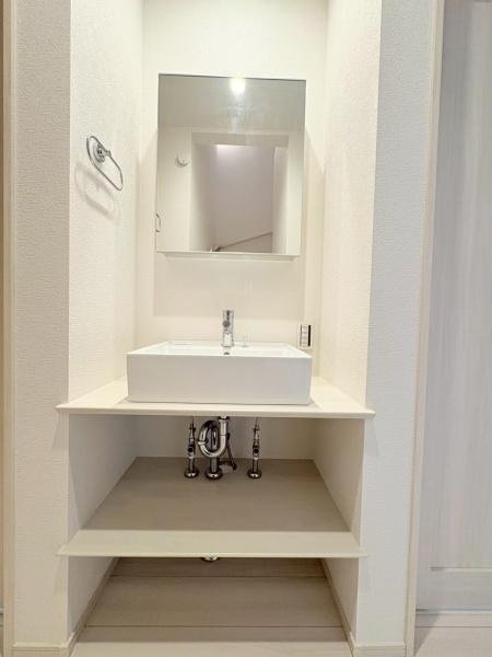 横浜市港北区鳥山町の新築一戸建の独立洗面台|すっきりとしたデザインの洗面台が特徴的です。シンプルな空間に大きな鏡が配置され明るい雰囲気です。収納スペースも設けられており日常使いに便利です。