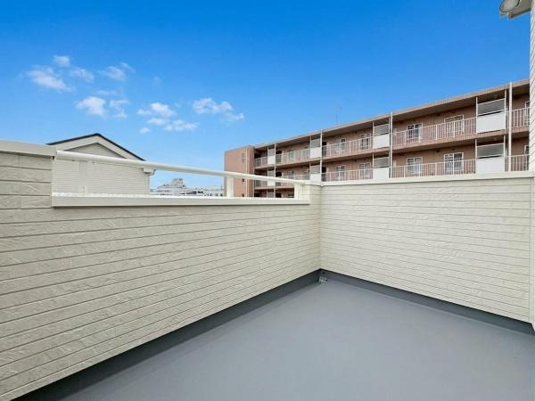 横浜市港北区鳥山町の新築一戸建のバルコニー|開放感のあるバルコニーでしっかりとした壁が周囲の視線を遮ります。空が広く見え天気の良い日にはすっきりとした印象です。シンプルなデザインでお手入れも簡単です。プライバシーが保たれる造りです。
