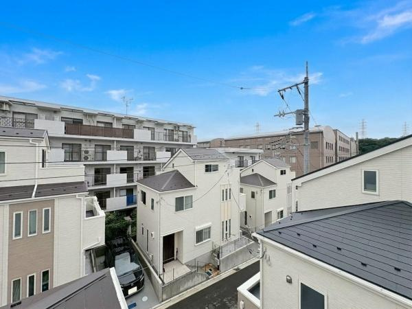 横浜市港北区鳥山町の新築一戸建のその他|現地からの眺望は周辺に広がる住宅街を見渡すことができます。空が広く感じられ開放的な雰囲気です。落ち着いた街並みが眼前に広がり日差しもしっかり届きます。周辺は静かな環境が感じられます。