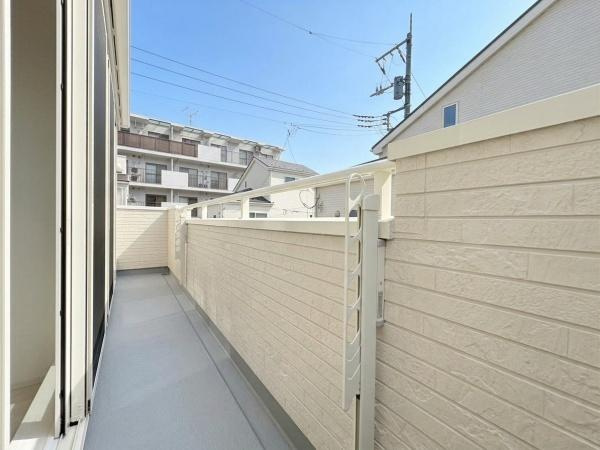 横浜市港北区鳥山町の新築一戸建のバルコニー|開放感のあるバルコニーは明るい日差しが差し込む設計です。しっかりとした手すりで安心感があります。外壁と同じ素材で統一感がありお手入れも簡単な造りです。近隣の建物とも適度な距離が取られています。