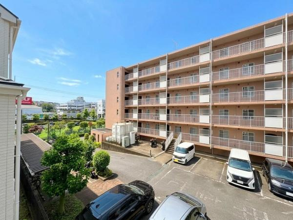 横浜市港北区鳥山町の新築一戸建のその他|現地からの眺望は視界が開けており周囲の建物や緑を見渡せます。日差しがしっかりと感じられる明るい空間です。駐車スペースも確保されており車の出し入れもスムーズに行えます。