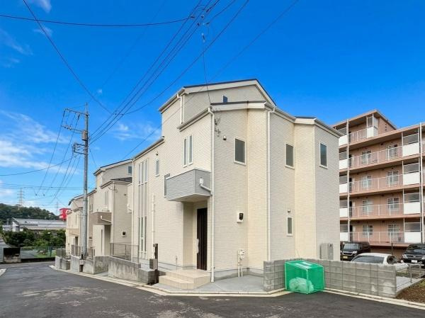 横浜市港北区鳥山町の新築一戸建のその他|白を基調とした外観が印象的な建物です。周囲には落ち着いた住宅や緑も感じられる環境です。角地に位置しており通風や採光にも期待が持てます。道路幅も広く見通しの良いエリアです。