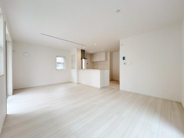 横浜市港北区鳥山町の新築一戸建の居間・リビング|明るい色合いのフローリングが広がるリビングです。大きな窓から自然光がたっぷり入ります。シンプルなデザインでアレンジがしやすい空間です。キッチンと一体感のあるレイアウトが特長です。