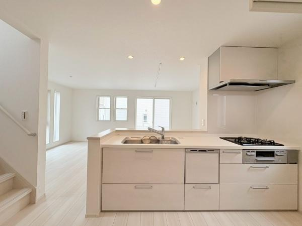 横浜市港北区鳥山町の新築一戸建のキッチン|リビングダイニングを見渡すことができるカウンターキッチンです。2階へ上り下りする階段にも隣接しているので、キッチンから家族の動きが把握しやすい設計になっています。