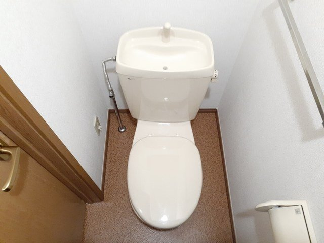 さくらんぼハイツⅡのトイレ|落ち着いた色調のトイレです