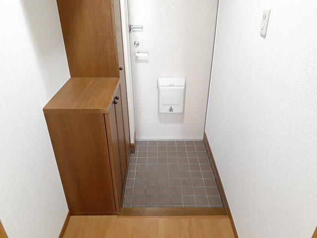 さくらんぼハイツⅡの玄関|明るい玄関です