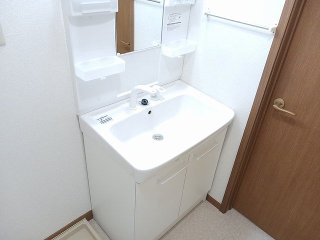 カイラス・ドルフの洗面所|ゆったりとスペースのある洗面所