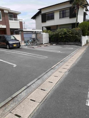 フラワーコート　ネオの駐車場