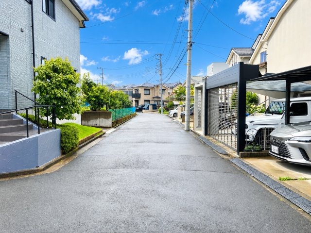 茅ケ崎東２丁目　中古戸建の前面道路含む現地写真
