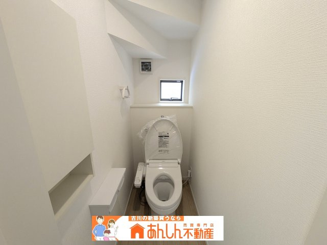 【内観：施工例】 | ＼家 賃６～７万払うならコレ／諸経費込で月６ 万 円 台！車ローン相 談 可＆賢く暮らす家 | 参考写真。
人感センサー付きトイレ