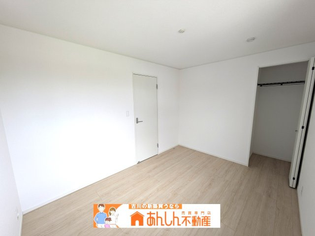 【内観：施工例】 | ＼家 賃６～７万払うならコレ／諸経費込で月６ 万 円 台！車ローン相 談 可＆賢く暮らす家 | 参考写真。
６帖の洋室。
お子様一人ひとりに自分の部屋を♪
今の家賃並みの支払いで、家族全員がプライベート空間を持てます