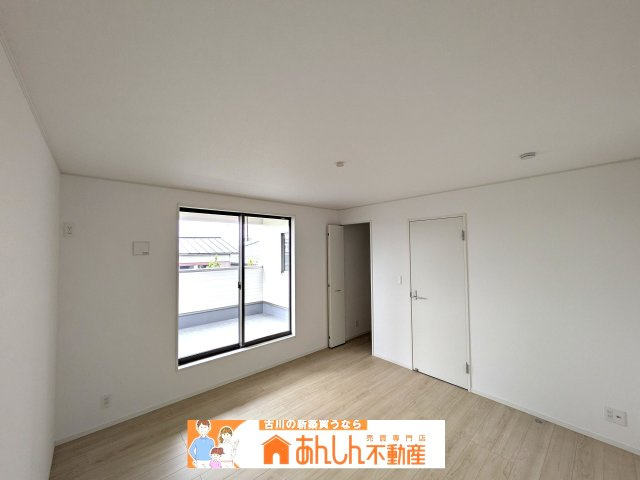 【内観：施工例】 | ＼家 賃６～７万払うならコレ／諸経費込で月６ 万 円 台！車ローン相 談 可＆賢く暮らす家 | 参考写真。
8帖の寝室には大容量のウォークインクローゼット！
アパートの『物があふれる』ストレスから解放されます。