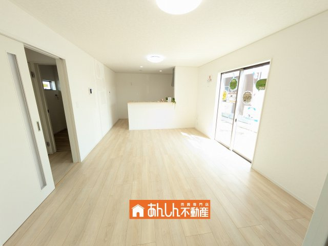 【内観：施工例】 | ＼家 賃６～７万払うならコレ／諸経費込で月６ 万 円 台！車ローン相 談 可＆賢く暮らす家 | 参考写真。
１８帖の広々としたLDK