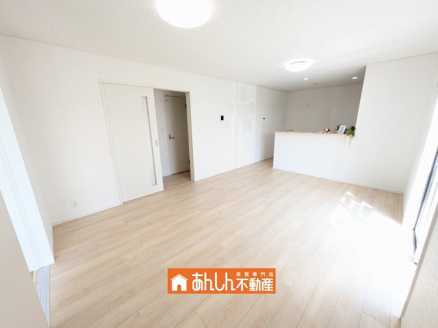 【内観：施工例】 | ＼家 賃６～７万払うならコレ／諸経費込で月６ 万 円 台！車ローン相 談 可＆賢く暮らす家 | 参考写真。
貯金0円・初期費用0円でOK！エアコン等も最初から付いているので、手出しナシで新生活が始められます。