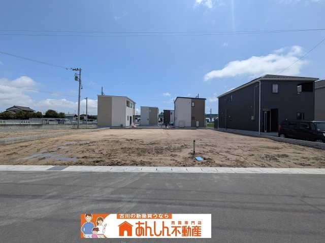 【前面道路含む現地写真】 | ＼家 賃６～７万払うならコレ／諸経費込で月６ 万 円 台！車ローン相 談 可＆賢く暮らす家 | 参考写真。
車のローンはそのままで審査OK！
月々5万円台で買える、今の家賃並みの新築建売です。