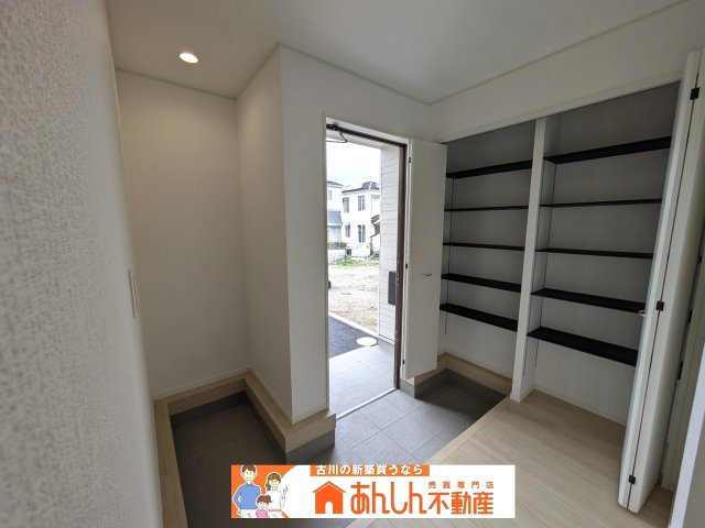 【内観：施工例】 | ＼家 賃６～７万払うならコレ／諸経費込で月６ 万 円 台！車ローン相 談 可＆賢く暮らす家 | 参考写真。
玄関には外の荷物を置けるスペースも完備！