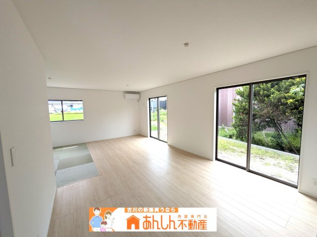 【内観：施工例】 | ＼家 賃６～７万払うならコレ／諸経費込で月６ 万 円 台！車ローン相 談 可＆賢く暮らす家 | 参考写真。
１８帖の広々としたLDK