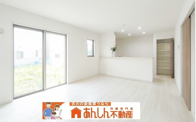 【内観：施工例】 | ＼家 賃6～7万払うならコレ／諸経費込で月６万 円台！車ローン相 談 可＆賢く暮らす家   | LDK　同仕様写真
マイホームなら自分好みの壁紙や家具に変えて楽しむ事も！