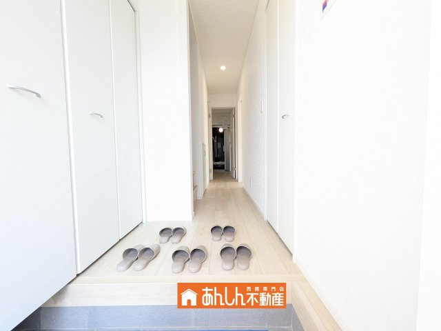 【内観：施工例】 | ＼家 賃６～７万払うならコレ／諸経費込で月６ 万 円 台！車ローン相 談 可＆賢く暮らす家 | 参考写真。
玄関には外の荷物を置けるスペースも完備！