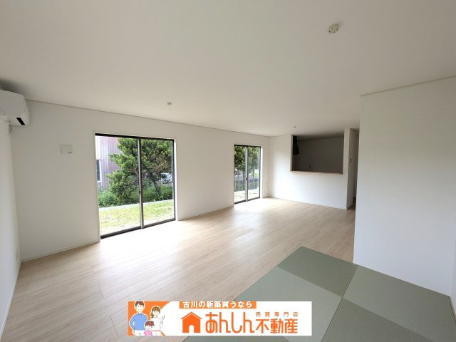 【内観：施工例】 | ＼家 賃６～７万払うならコレ／諸経費込で月６ 万 円 台！車ローン相 談 可＆賢く暮らす家 | 参考写真。
貯金0円・初期費用0円でOK！エアコン等も最初から付いているので、手出しナシで新生活が始められます。