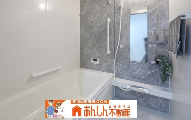【内観：施工例】 | ＼家 賃6～7万払うならコレ／諸経費込で月６万 円台！車ローン相 談 可＆賢く暮らす家   | 同仕様写真
床はカラリ床だから防カビ対策にもおすすめ！
乾燥・暖房・冷風・換気の４つの機能を季節や場面に合わせてお使いできます！