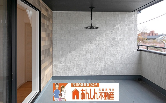 【外観：施工例】 | ＼家 賃6～7万払うならコレ／諸経費込で月６万 円台！車ローン相 談 可＆賢く暮らす家   | 同仕様写真
突然の雨や雪の日も安心なインナーバルコニー