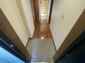 【玄関】 | メイカビル | 同建物別部屋の写真になります。