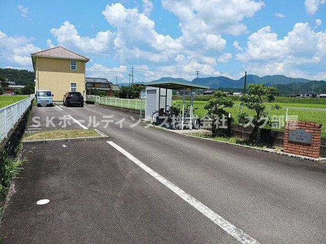 ラ・フルール壱番館の駐車場