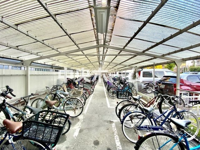 宇喜田カメリアの駐輪場|【自転車置き場】最新の空き状況や費用などの詳細は担当スタッフまでお問い合わせください。