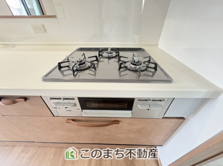 【キッチン】 | ワイウッドコート小山市中久喜第1期　 | 3口ビルトインコンロで同時調理可能☆時短家事につながりますね☆