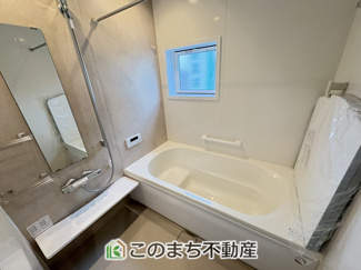 【浴室】 | ワイウッドコート小山市中久喜第1期　 | お風呂は足を延ばしてゆったり入浴できる広々1坪タイプ☆

ばして入浴できる広々とした1坪タイプのお風呂☆


