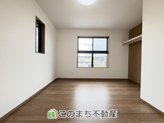 【洋室】 | ワイウッドコート小山市中久喜第1期　 | 南向きで明るい室内が好印象☆