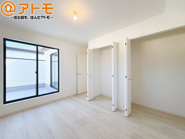 【寝室】 | 藤枝市高柳3期　新築戸建　1号棟 | バルコニーに面したお部屋なので、布団などの大きなものも楽々干せます♪