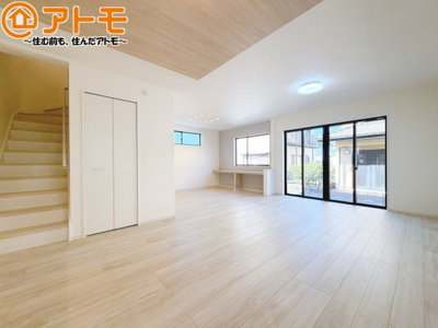 【居間・リビング】 | 藤枝市高柳3期　新築戸建　1号棟 | 日当たりのよいリビングは、一年を通してぽかぽかとしています。家族が自然と集まる空間になりそうですね♪