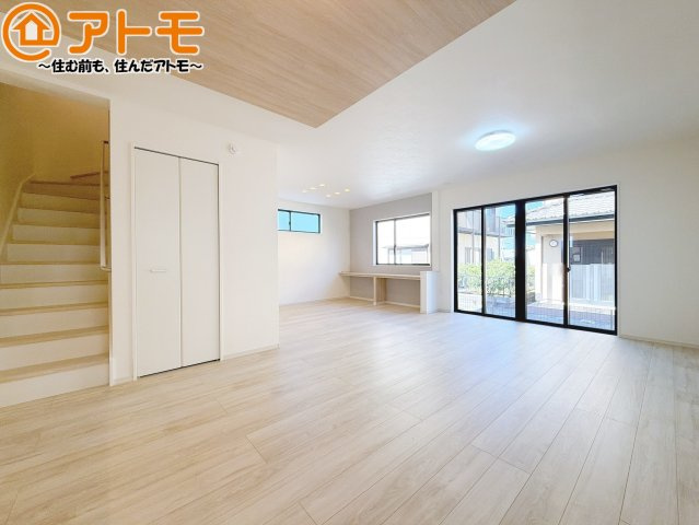 【居間・リビング】 | 藤枝市高柳3期　新築戸建　1号棟 | 日当たりのよいリビングは、一年を通してぽかぽかとしています。家族が自然と集まる空間になりそうですね♪