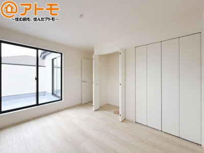 【寝室】 | 藤枝市高柳3期　新築戸建　2号棟 | バルコニーに面したお部屋なので、布団などの大きなものも楽々干せます♪