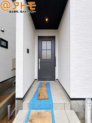 【玄関】 | 藤枝市高柳3期　新築戸建　2号棟 | 落ち着いた色合いの玄関はダブルロックで防犯性に優れた仕様になっています♪