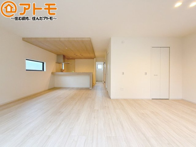 【居間・リビング】 | 藤枝市高柳3期　新築戸建　2号棟 | あるとうれしい大型リビング収納で、散らかりやすいリビングもスッキリ♪