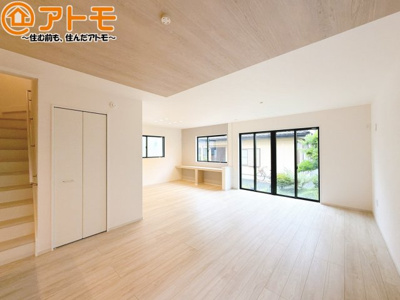 【居間・リビング】 | 藤枝市高柳3期　新築戸建　2号棟 | 日当たりのよいリビングは、一年を通してぽかぽかとしています。家族が自然と集まる空間になりそうですね♪