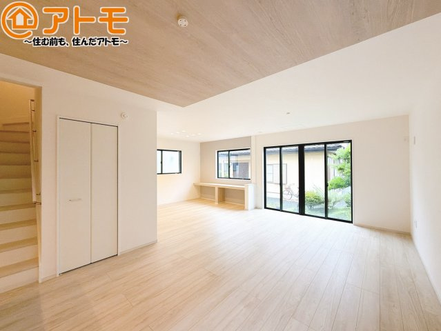 【居間・リビング】 | 藤枝市高柳3期　新築戸建　2号棟 | 日当たりのよいリビングは、一年を通してぽかぽかとしています。家族が自然と集まる空間になりそうですね♪