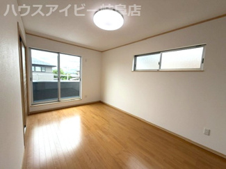 【洋室】 | 大垣市野口！築12年再生住宅！お車並列3台ラクラク可能！太陽光発電システム搭載！ | 大垣市野口！築12年再生住宅！お車並列3台ラクラク可能！太陽光発電システム搭載！
