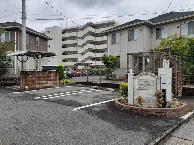 クレア春日の駐車場